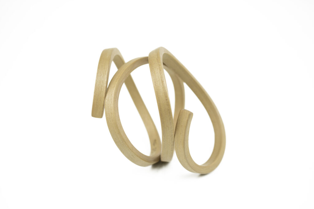 Organic Coil in hickory by Gustav Reyes / Organic Coil en nogal americano de Gustav Reyes.